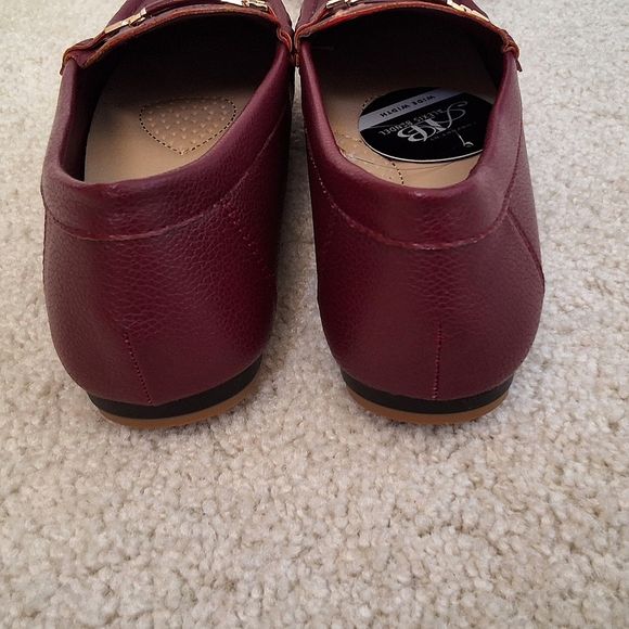 SOLD!!! Alexis Bendel, NWT, 7.5Wide, Woman's Maroon Gold Buckle Flats - Picture 7 of 9